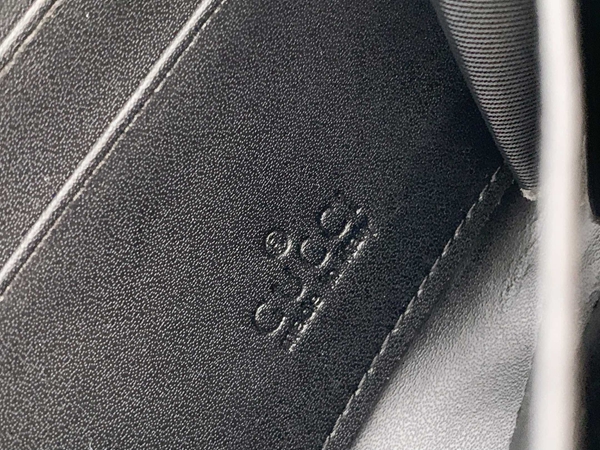 グッチ財布コピー着用イメージ